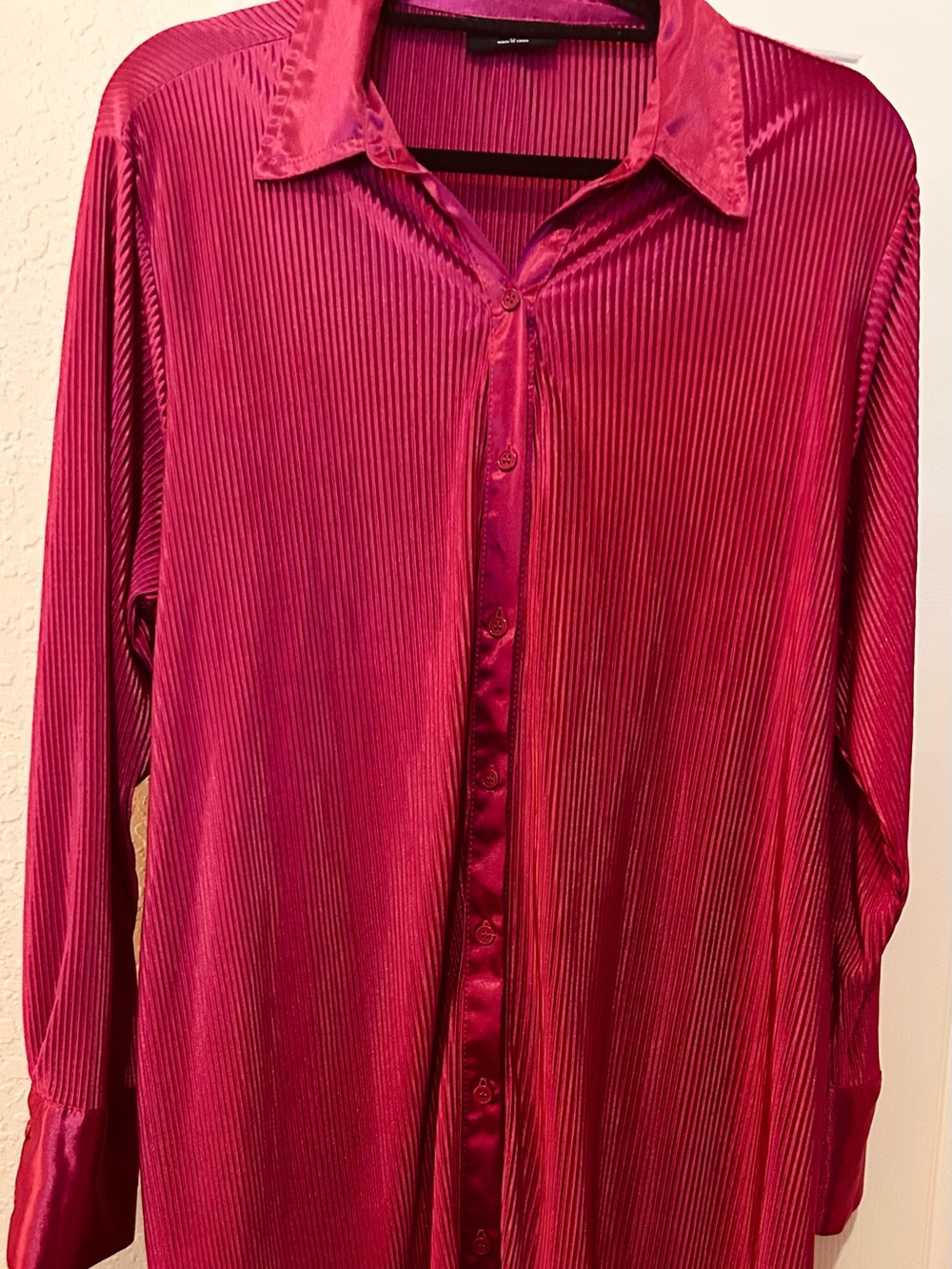 Women’s Long-Sleeve Button-Front Dress Shirt in Bright Fuchsia